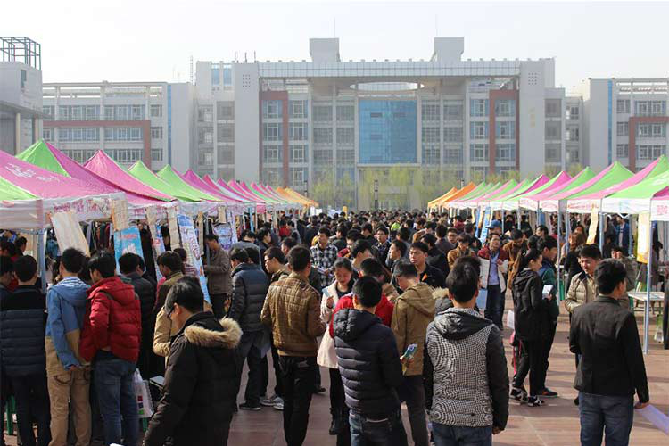 公司參加河南機電高等?？茖W?！?015屆畢業(yè)生春季供需洽談會”